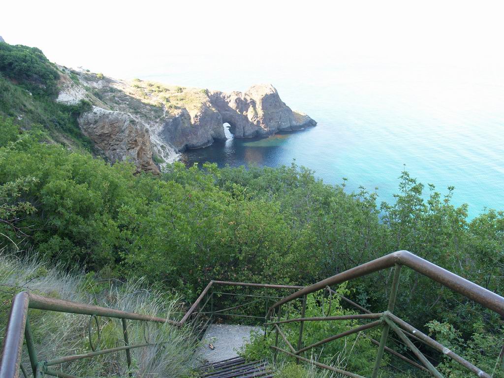 Грот Дианы в Крыму ступеньки
